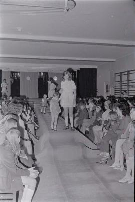 Ann (Vanryckeghem ?) tijdens modeshow, Moorslede mei 1971