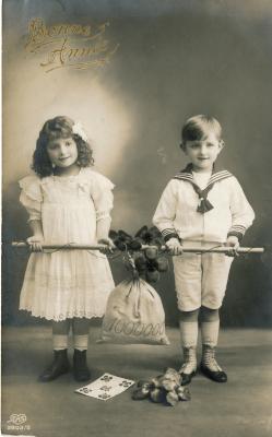 Beeldzijde nieuwjaarskaart, kinderen met zak geld, 1916