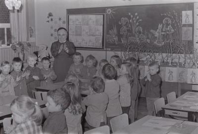 Opendeurdag in kleuterklas van zuster Julia, Moorslede voorjaar 1971