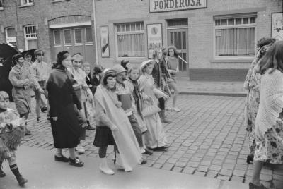 Chirojeugd viert carnaval, februari 1971