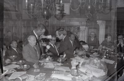 Gedecoreerden ontvangen op gemeentehuis, Moorslede mei 1971