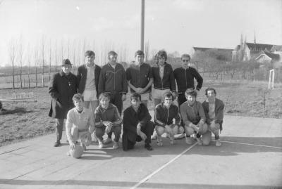 Groepsfoto met sporters, Moorslede februari 1971