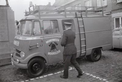 Nieuwe materiaalwagen voor brandweer, Moorslede 1970