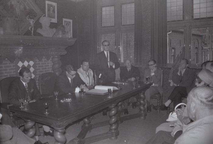 Plechtigheid op gemeentehuis, 1970