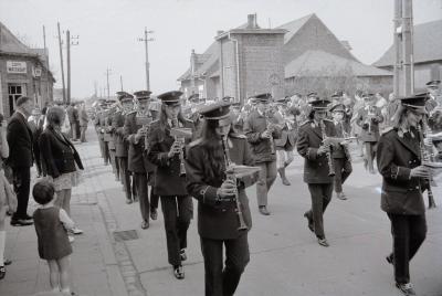 Harmonie showt nieuwe uniformen, Moorslede 1970