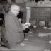 Paul Bostyn wordt gevierd als duivenkampioen, Moorslede 1970