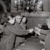 Paul Bostyn wordt gevierd als duivenkampioen, Moorslede 1970