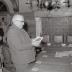 Paul Bostyn wordt gevierd als duivenkampioen, Moorslede 1970