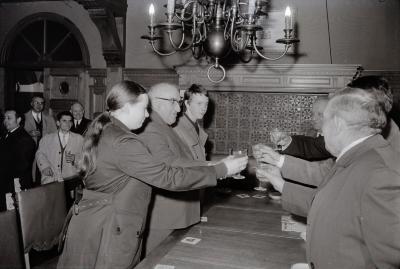 Paul Bostyn wordt gevierd als duivenkampioen, Moorslede 1970