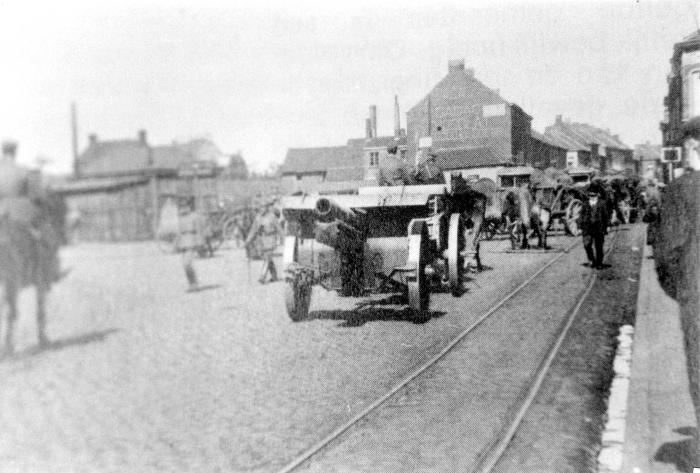 Duitse soldaten trekken langs het Stationsplein richting Ardooisesteenweg