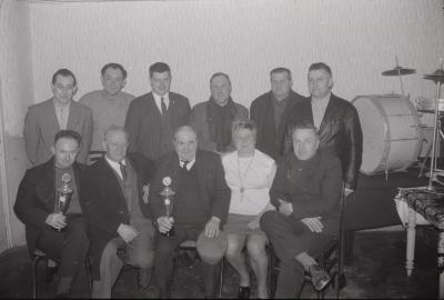 Groepsfoto met duivenkampioenen Callens, Moorslede 1970