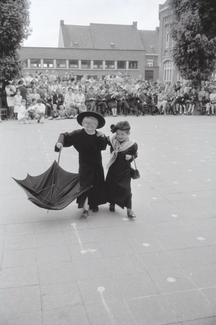 Feest in meisjesschool O.L.Vrouw ten Bunderen, Moorslede 1969-1970