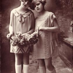 Beeldzijde nieuwjaarskaart, twee meisjes met bloemenmand, 1933