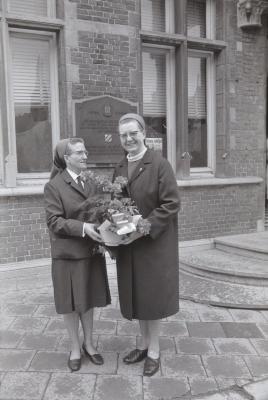 Kloosterzusters op stoep voor gemeentehuis, Moorslede 1969