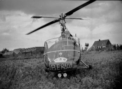 Wereldkampioenschap wielrennen: helikopter in weide, Moorslede 1950