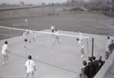 Volleybal Doskom speelt wedstrijd, 1969