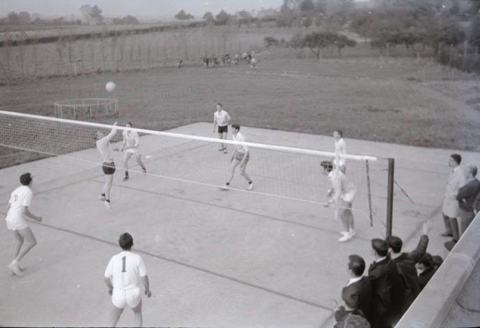 Volleybal Doskom speelt wedstrijd, 1969