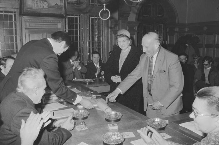 Echtpaar wordt ontvangen op gemeentehuis, Moorslede