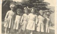 Foto 3de kleuterklas meisjes in de Hogestraat, Staden, 1957