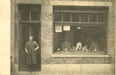 Paula Blauwe voor de winkel