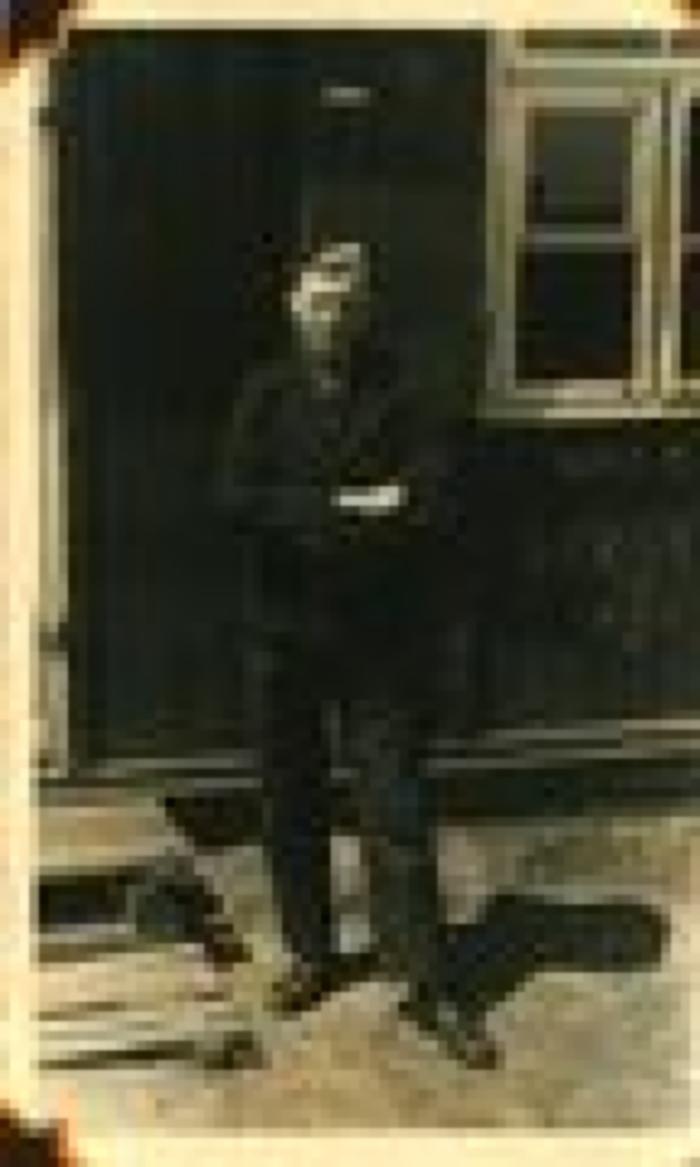Omer Allermeersch (Veldegem) poseert aan Stube 61/6, Braunschweig 1943