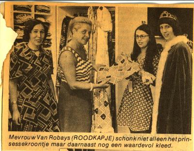 Schenking waardevol kleed door Van Robays, batjesprinsesverkiezing 1974
