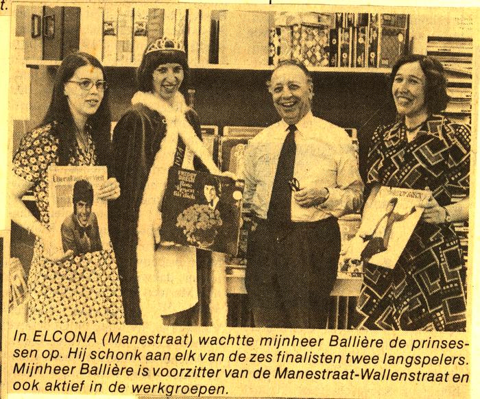 Mijnheer Ballière schonk aan de finalisten twee langspelers, batjesprinsesverkiezing 1974