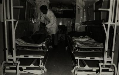 Dokter Jozef Coddens in eerste klinimobiel, 1971