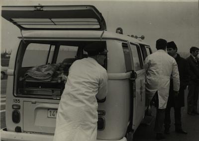 Eerste ziekenwagen door ministerie geleverd, 1964