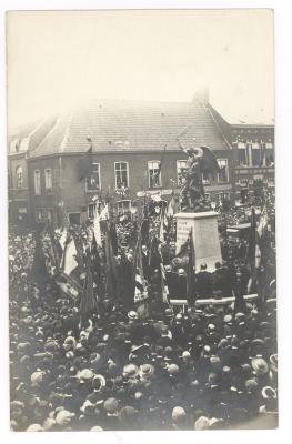 Postkaart Korenmarkt Izegem, 1920