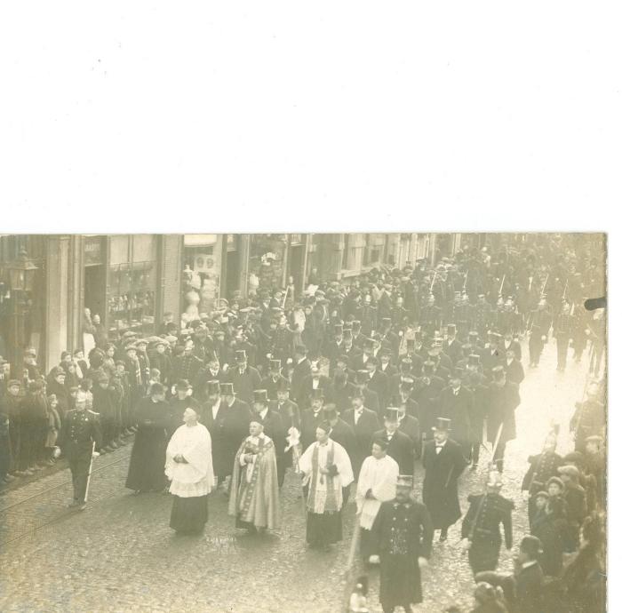 Inhuldiging van de Zeer Eerw. Heer Pastor - Deken Edward De Saegher 
geboren te Lichtervelde 1875 - overleden te Roeselare 1939
Deken St. Michielsparochie Roeselare van 1913 tot 1939