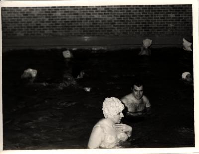 Waterpret in zwemkom VTI, Roeselare, 1971