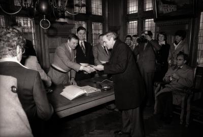 Jubileumfeest 50 jaar Davidsfonds: overhandigen van geschenken en tekenen gulden boek, Moorslede april 1978
