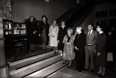 Jubileumfeest 50 jaar Davidsfonds: groepsfoto met kloosterzuster, burgemeester, pastoor en minister en e.a., Moorslede april 1978