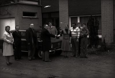 Echtpaar Deceuninck - Lefever wint 1ste prijs NCMV-tombola, Moorslede januari 1978
