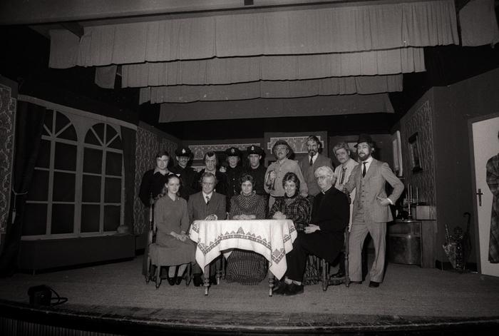 Groepsfoto met acteurs KNA, Moorslede november 1977