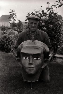 Achiel Labaere met kop van reus, Moorslede augustus 1977