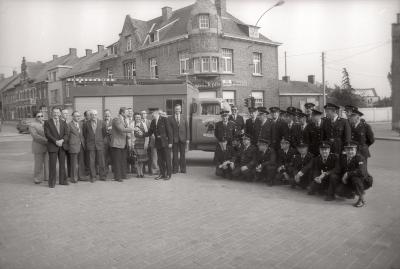 Overhandiging sleutels nieuwe brandweerwagen, Moorslede juni 1977