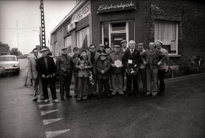 Kampioenviering vinkensport: 'Schaal De Weekbode', café 'Elckerlyck', Westrozebeke 1977
