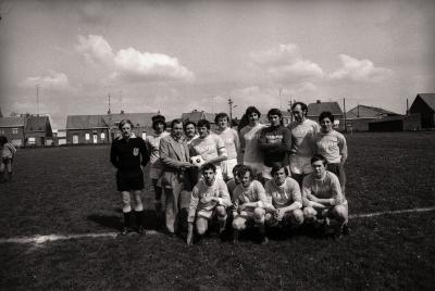 Groepsfoto voetbalspelers, Moorslede mei 1977 