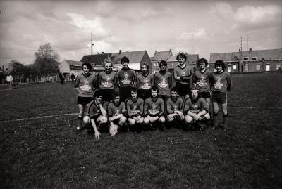 Groepsfoto voetbalspelers, Moorslede mei 1977