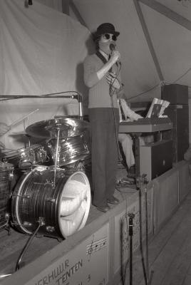 Zangwedstrijd (zangcrochet) tijdens 'Statiehoekkermis', Moorslede mei 1977