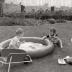 Anneke speelt met water, Moorslede mei 1977