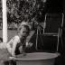 Anneke speelt met water, Moorslede mei 1977
