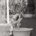 Anneke speelt met water, Moorslede mei 1977