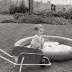 Anneke speelt met water, Moorslede mei 1977