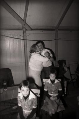 Felicitaties tijdens zangwedstrijd (zangcrochet), 'Statiehoekkermis', Moorslede mei 1977 