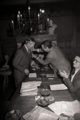 Brandweermannen J. Ternier en A. Pinket worden op gemeentehuis ontvangen, Moorslede december 1976