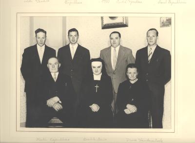 Familiefoto van grootouders Christelle Dejonckheere met hun kinderen, 1950