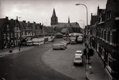 Luchtfoto van markt met kermis, Moorslede 1976